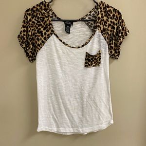 💵3 for $10💵 Raglan Sleeve Leopard Tee